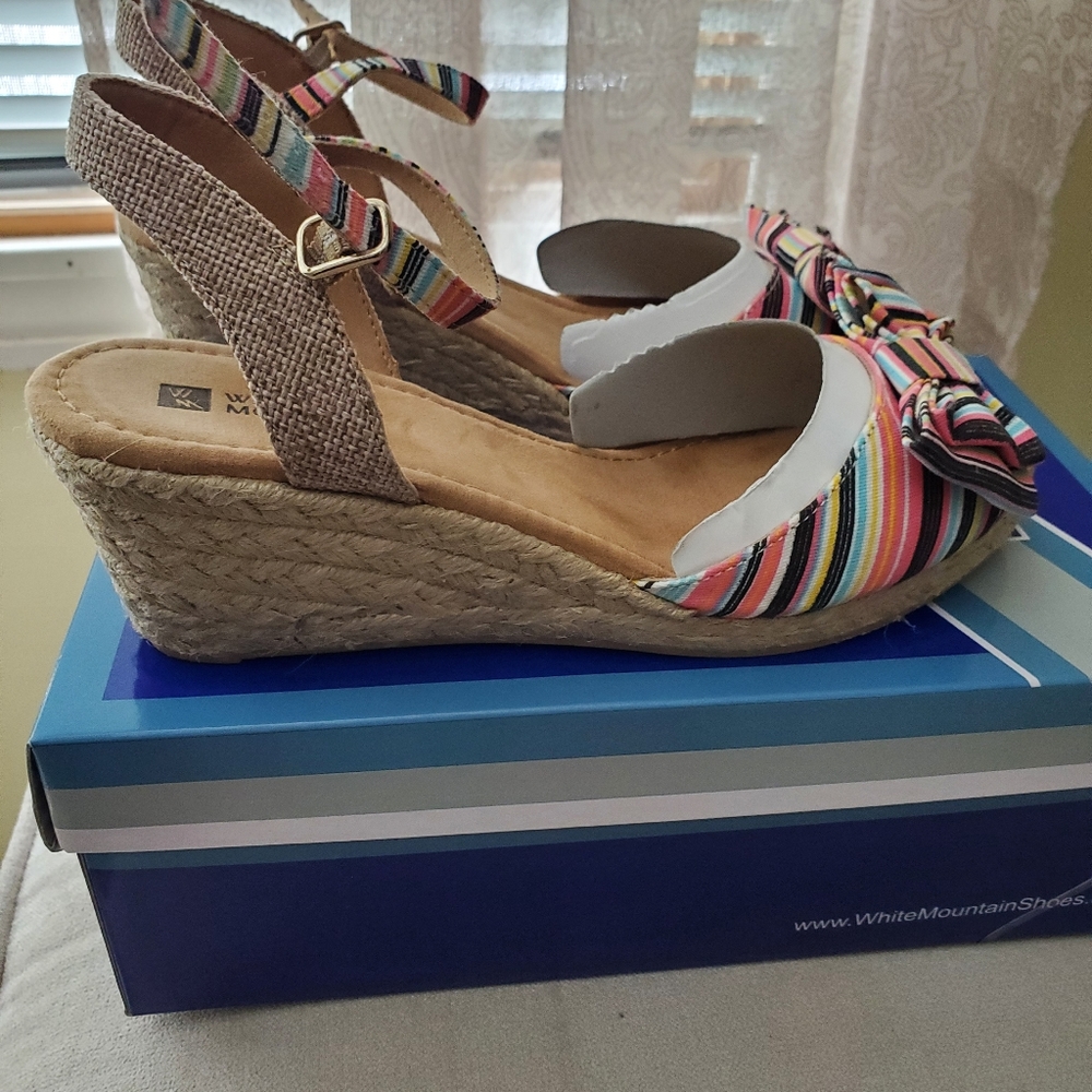 WHITE MOUNTAIN Bow on toe Wedges. Fabric, Size 8